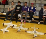 kluci v hale při tréningu