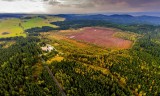 Letecké panorama náhorní plošiny Slavkovského lesa s rašelinovým dolem &quot;V Borkách&quot;, nedaleko zaniklé obce Čistá