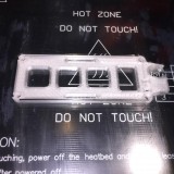 tiskárna stojí na určeném místě a čeká než si dohraji s vkládaným materiálem - v mém případě to zahrnovalo i vlepení a pak focení postupu pro kámoše ... času dost