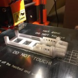 tiskárna tiskne vesele dál po vložení cizího materiálu a jeho zalepení do připravených kapes v modelu